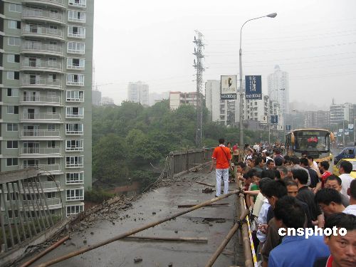 公交车坠桥29死 重庆开始全面整顿公交运营秩序