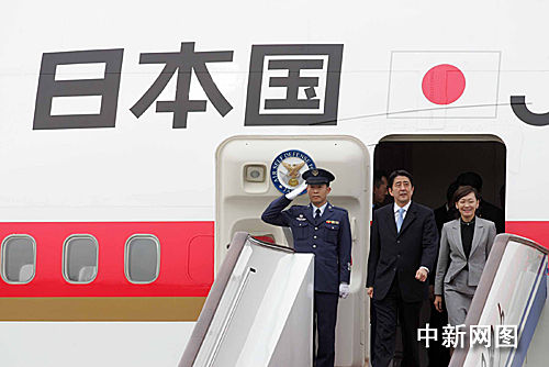 图:日本首相安倍晋三抵达北京