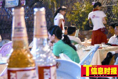 广州酒楼女啤酒推销员陪笑卖酒时频遭骚扰(图)