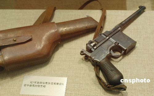 中新社发 邹宪 摄图为红军将领陈庚在长征中使用的美国制造左轮手枪
