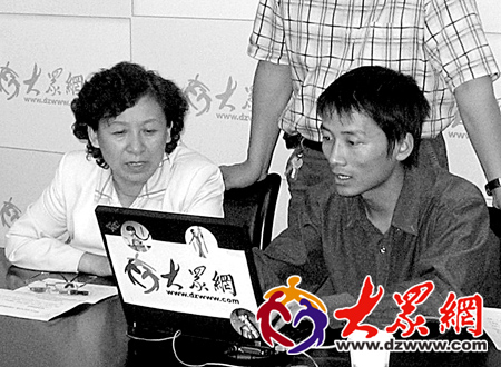 王玉华副局长(左)在回答网民问题(赵国陆摄)