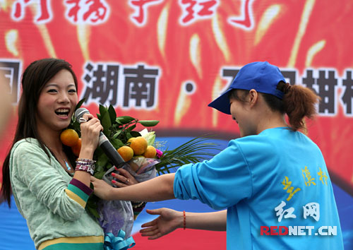 橘子红了石门红 06超女唱红石门柑橘节(组图