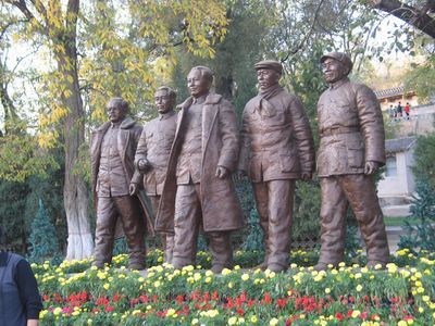 延安枣园革命旧址的五大书记雕像,自左至右依次为任弼时,周恩来