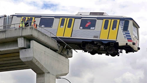 组图:马来西亚轻轨列车出轨悬在高架桥外