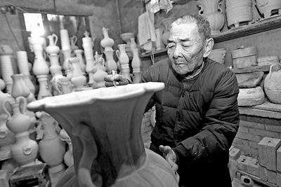 中国陶瓷艺术大师晋佩章八旬寿诞指点钧瓷迷