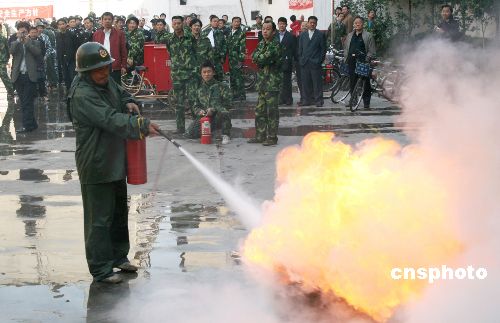 图:武汉举行义务消防队消防运动会