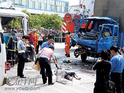 昨天早上,佛山市南海九樵路石江路路段发生一起特大车祸,造成5人死亡