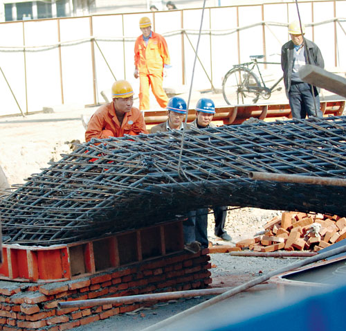 济南市北园路高架桥一建筑工地的一个灌注钢筋支架发生倒塌事故