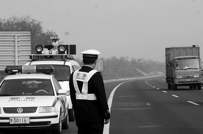 交警20公里一扎寨高速路上紧盯飙车