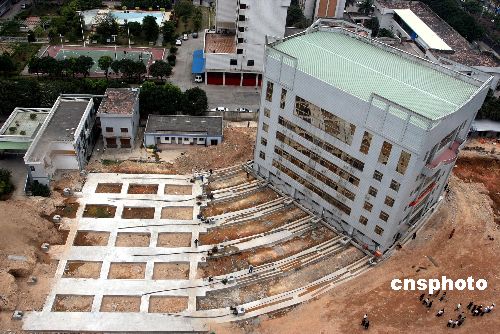 图:大楼"坐轨道 平移61米