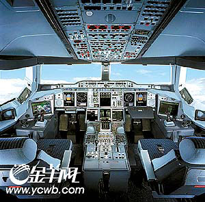 空客A380昨飞抵广州白云机场 南航老总登机体