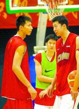 中国篮球现在把希望寄托在易建联和王治郅身上.国新供图