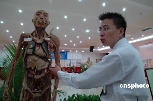 广东老伯在人体科普展上表示死后捐遗体做标本