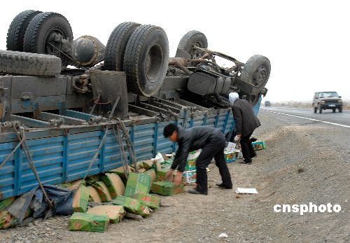 图:火焰山下大货车四轮朝天