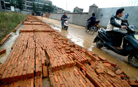 火车站西园新苑工地 围墙腿软 一遇风雨就倒