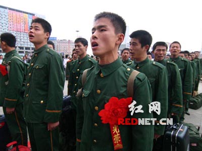 100余名武警退伍老兵告别部队返乡（组图）