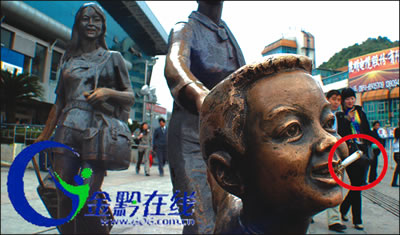 小孩口中叼根香烟 贵阳火车站广场雕塑遭恶搞