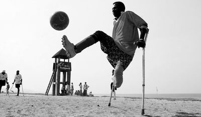塞拉利昂内战受害者组建足球队