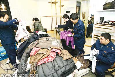 商人员在汉口四家名牌服装店查获无中文标识服