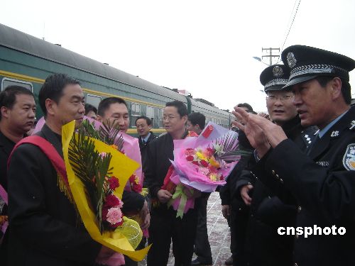 图:巴州新疆插曲万里追逃转战19名_警方中心_琼瑶电视剧新闻欢快图片