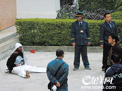 广州:警察鸣枪 四涉毒老外被捕