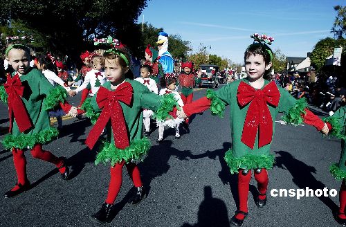 图:美国举办第五十届儿童圣诞节游行