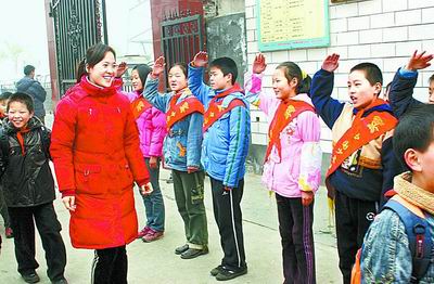 郑州市一小学调查发现 学生期待老师还礼