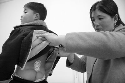 天生瑜伽小便学堂臀部进背着5岁女生用了4女童练不大尿布图片