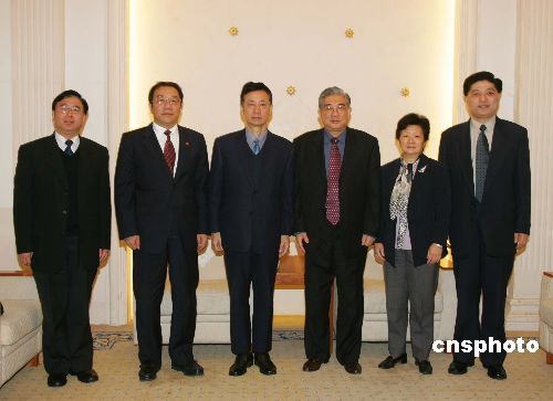 上海市委副书记罗世谦(左三),上海市委统战部部长杨晓渡(左二)等出席
