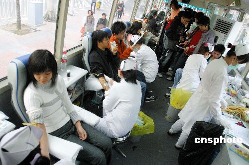 上海血库A、O型血告急 大学生自发组织集体献