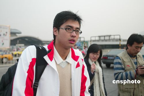 图:国家游泳队队员吴鹏返回北京