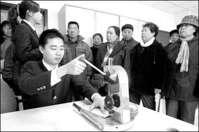 书记员展示装订案卷过程