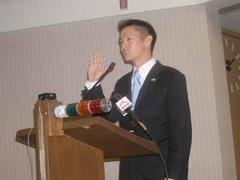 创多项参政纪录 美最年轻华裔市议员罗达伦就