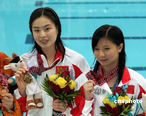 图:中国获多哈亚运会女子跳水比赛一米板冠亚