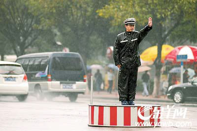 雨中交警