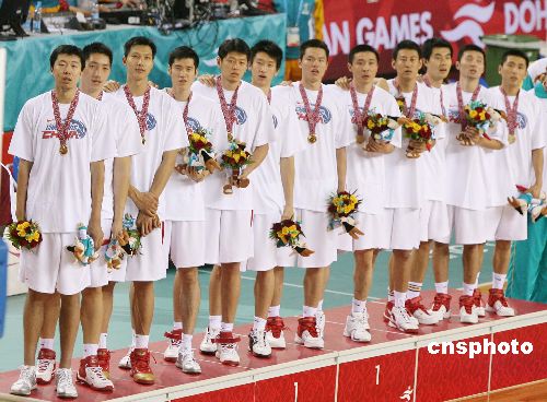 图:中国男篮夺得多哈亚运篮球比赛金牌