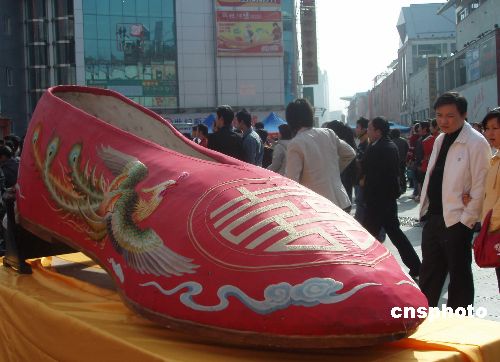 图文：长沙展出世界最大绣花婚礼鞋