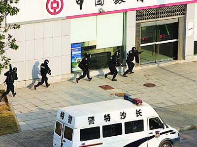 这时,一辆白色商务车从右侧进入银行前坪,3人从车上下来,来到门卫门口