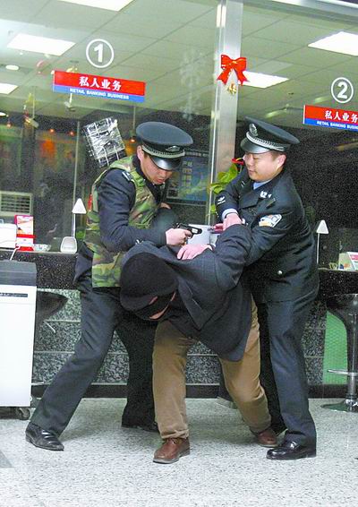 "3名蒙面男子持枪闯进郑州市经三路一家银行内进行抢劫,警方接警后