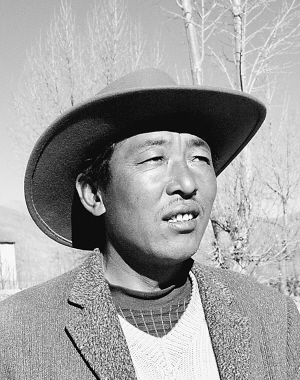 "拉巴今年46岁,是西藏达孜县塔杰乡巴嘎雪村的党支部书记.