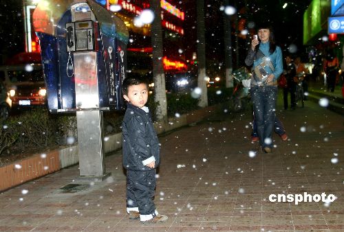 图:人工降雪制造白色圣诞