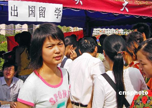 教育部:自2002年中国出国留学人数每年超10万