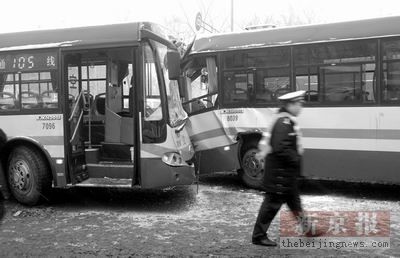 北京两辆公交车相撞15人受伤(图)