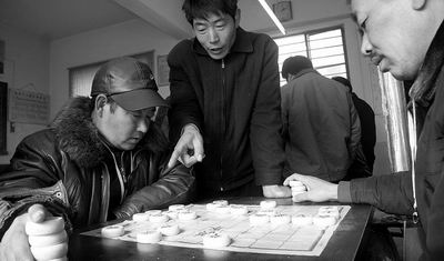 楚河汉界决高下车马炮卒闹元旦 小康村象棋赛