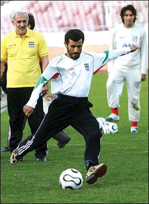 伊朗总统踢球爱较真