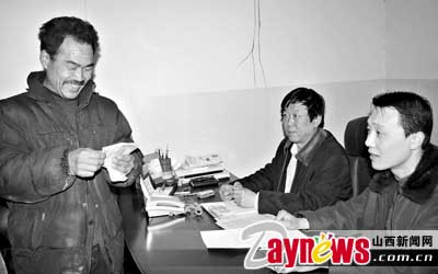 河南农民工领到拖欠的工资高高兴兴回家过年(