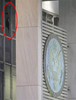 图文：美国使馆窗户玻璃被炸碎