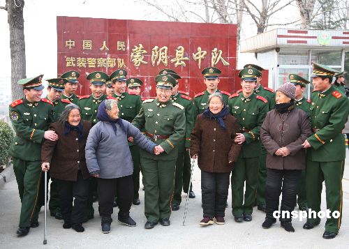 图:拥军老模范"沂蒙六姐妹"探军营