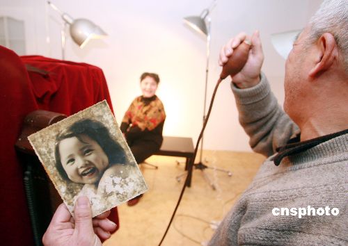图：南京一老人用老相机重拍照片追忆生活