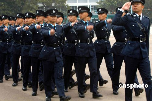 图:香港警务处处长李明逵退休前检阅警队学员